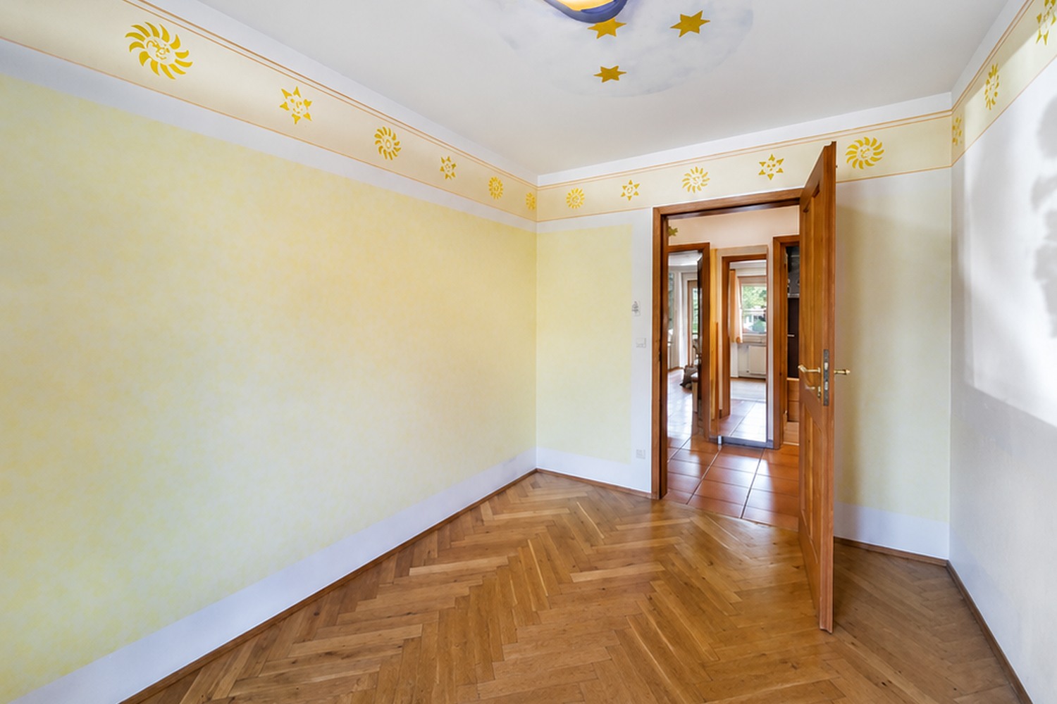 Kinderzimmer der Wohnung in Röhrmoos vor der Modernisierung