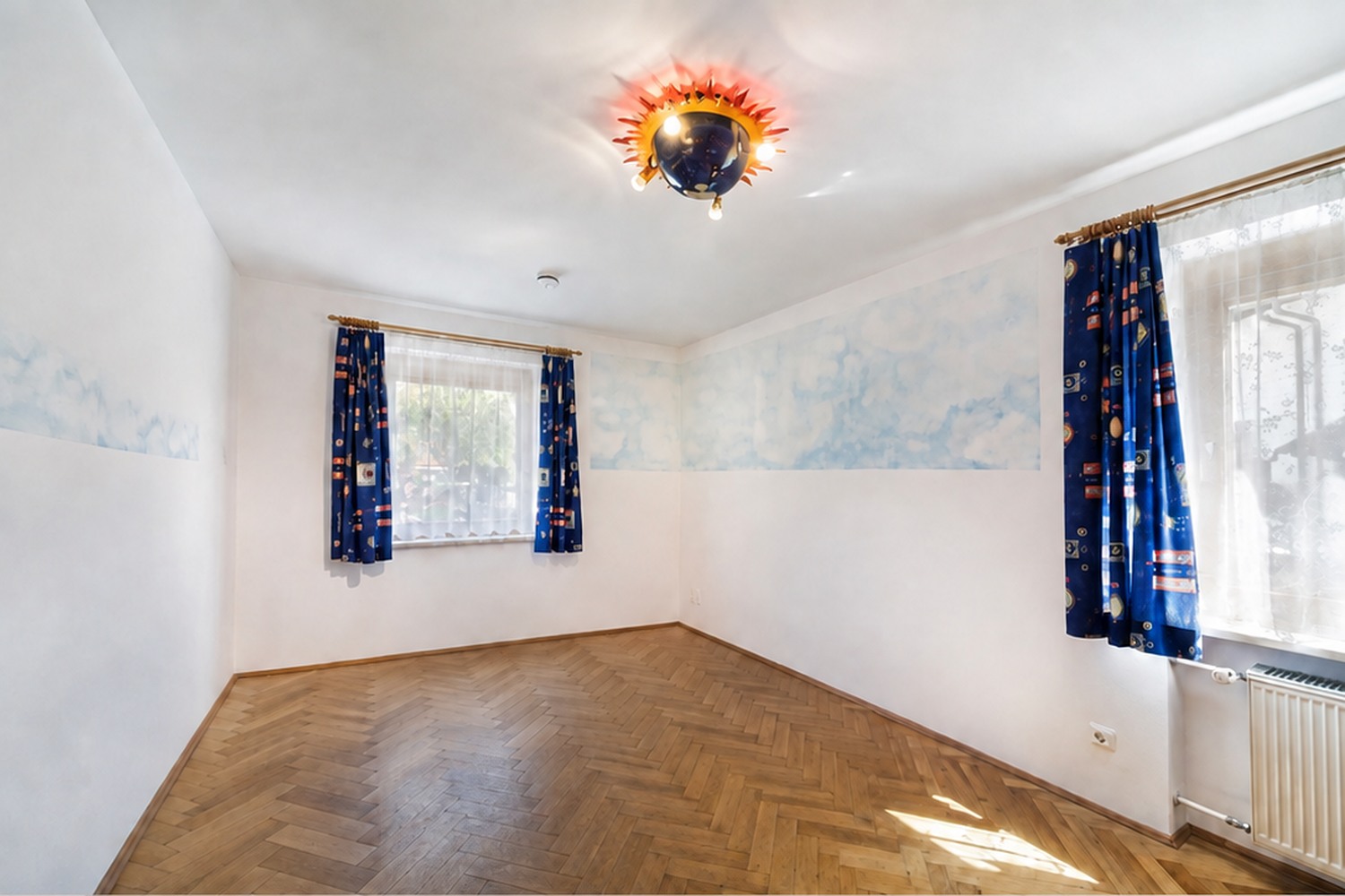 Schlafzimmer der Wohnung in Röhrmoos vor der Modernisierung