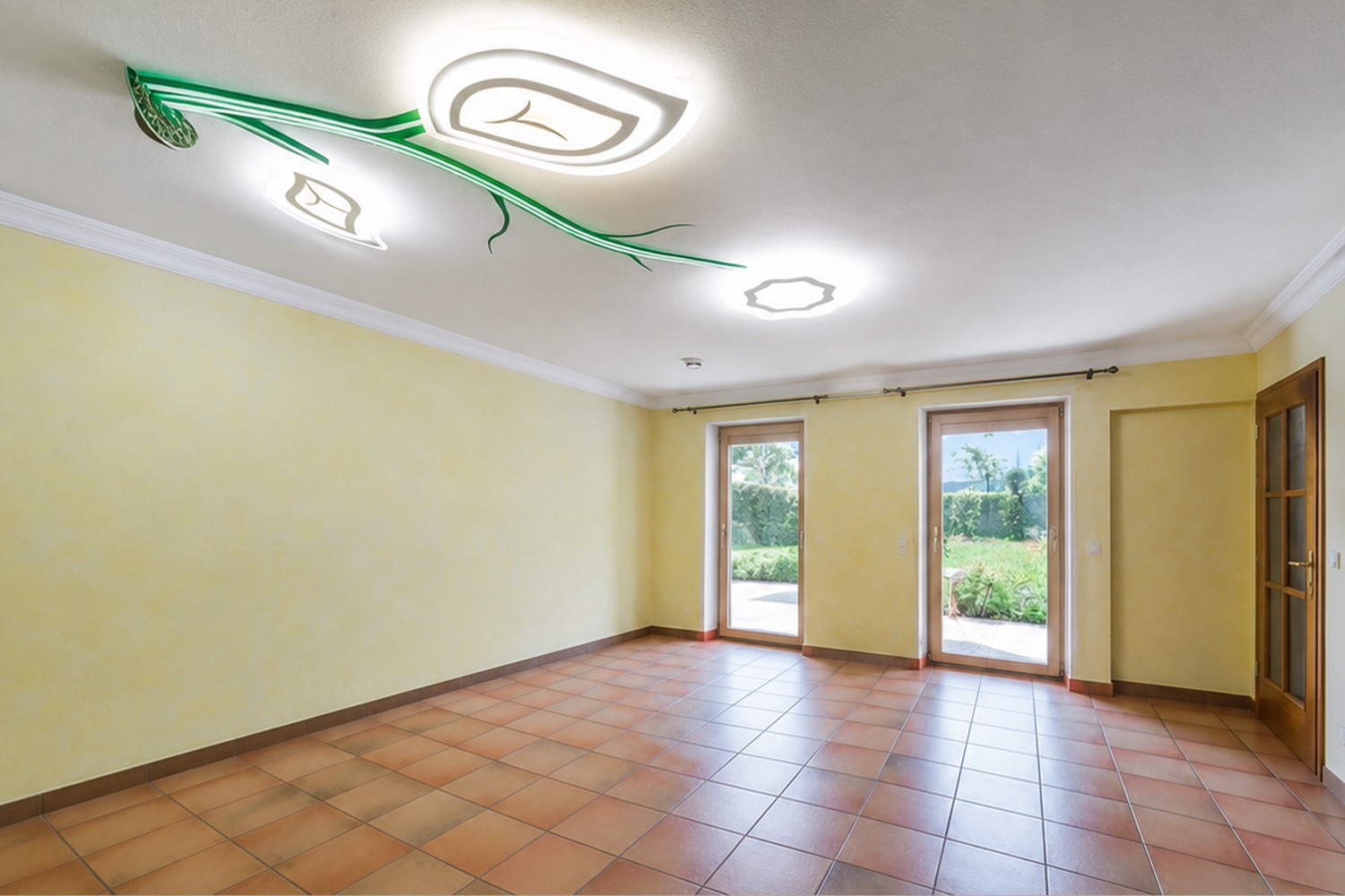 Wohn- und Essbereich der Wohnung in Röhrmoos vor der Modernisierung